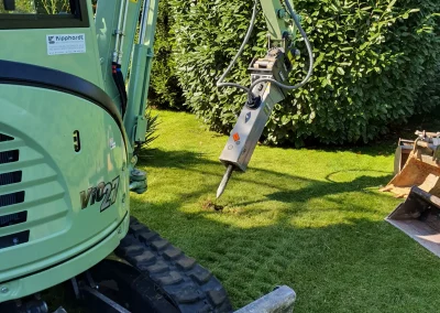 gartenarbeit mit einer maschine