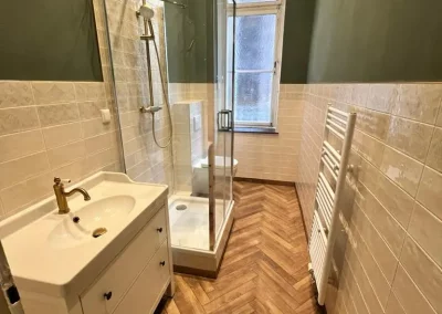 renoviertes modernes bad